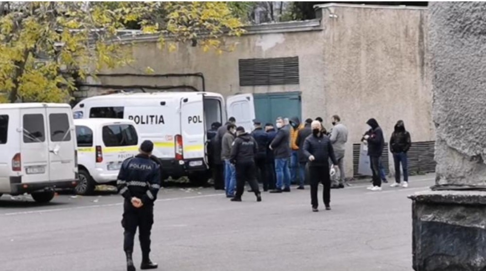 LIVE // Oamenii legii numără ziarele electorale confiscate ieri la editura Universul. Staff-ul lui Igor Dodon a venit să-și recupereze materialele